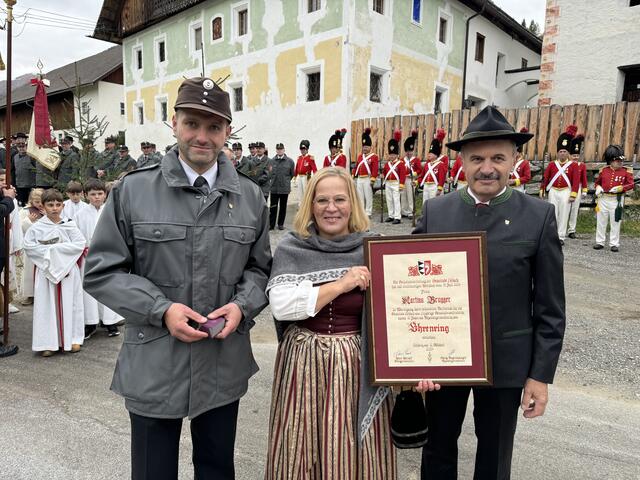 von links nach rechts:
Vzebgm. Georg Bogensperger, Martina Brugger, Bgm. Peter Perner | Foto: Gemeinde Lessach/Pertl