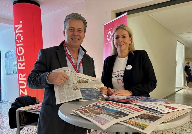 Gerhard Gruber von MeinBezirk Völkermarkt (Businesspartner der Klasse 2AK) mit Bereichsleiterin Manuela Pinter von der Praxis-HAK Völkermarkt | Foto: MeinBezirk.at