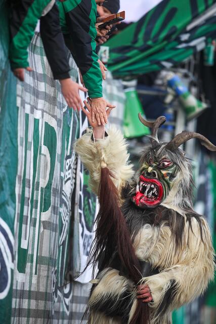 Die Perchten sind wieder los – am 6. Dezember im Stadion. | Foto: SVR/Scharinger