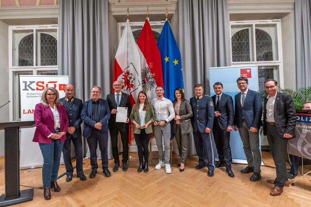 Bei der Ehrung in Innsbruck: Bgm. Buch Marion Wex, BPKdt Mjr Karl Kraus (BPK Kufstein), KSÖ-Tirol Präsident Hermann Petz, LH Anton Mattle, Marina Niederkircher, Thomas Rieser, LR Astrid Mair, stv. LPDir GenMjr Johannes Strobl BA, Dr. Kurt Berek (BHptm Kufstein), Dr. Michael Brandl (BHptm Schwaz) und Bgm. Münster Thomas Mai (v.l.). | Foto: LPD Tirol, Bernhard Gruber