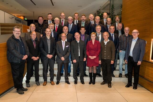 Die große Gruppe der Jubilare mit 40 Dienstjahren, samt Untnehmensführung. | Foto: Fotostudio René/Plansee Group