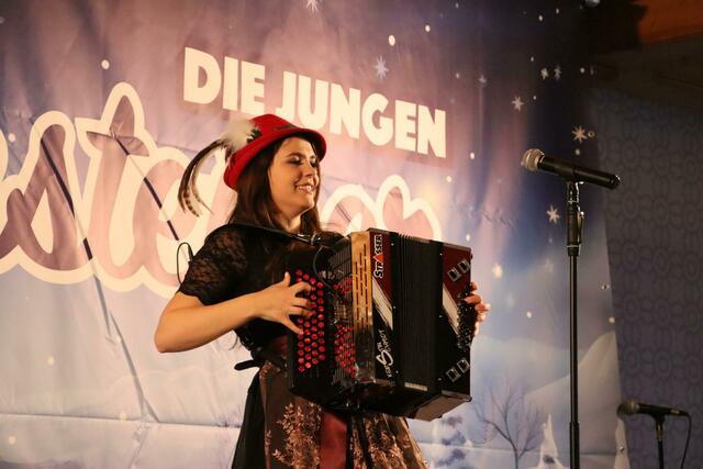 Die zweitplatzierte der Großen Chance vom ORF, Kerstin Schmidt mit ihrer "Steirischen"