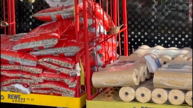 "Das wird man ja bei diesen Temperaturen machen dürfen", denkt sich anscheinend dieser Spatz und langt beim "Vogelfutter-Buffet" des REWE-Konzerns ordentlich zu. | Foto: Privat