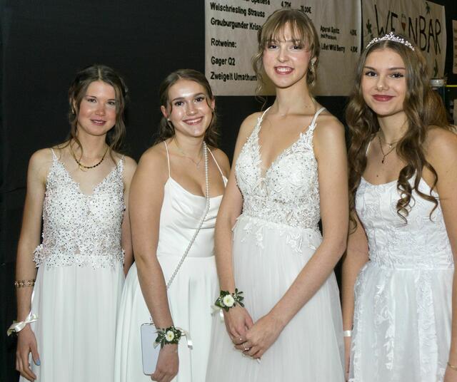 Die Maturantinnen freuten sich über einen schönen Abend. | Foto: Schindler