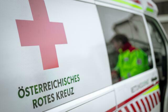 Der verletzte Mann musste ins Krankenhaus gebracht werden (Symbolfoto) | Foto: Bernhard Knaus
