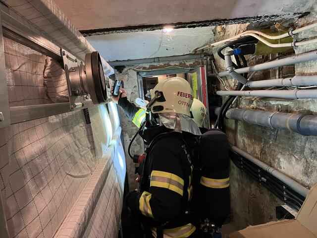 Die Feuerwehr Ottnang versuchte, mit einem Messgerät das mögliche Kohlenstoffmonoxid-Gas zu messen. | Foto: Feuerwehr Ottnang
