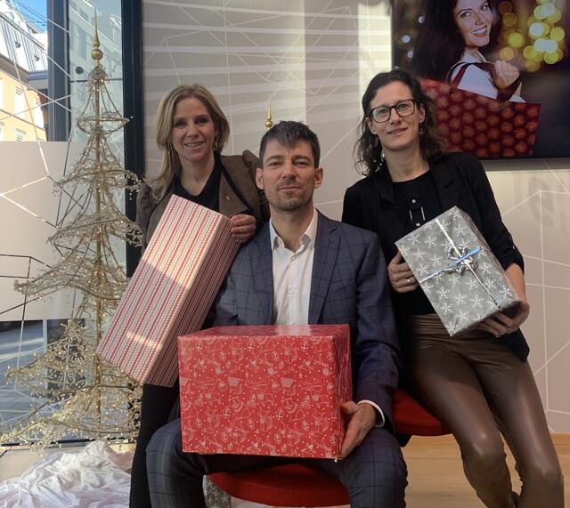Sonja Altenburger, Wolfgang Ziniel und Katrin Brugger lüfteten das Geheimnis, was  heuer in Tirol unter dem Christbaum landen wird. | Foto: Schiechtl
