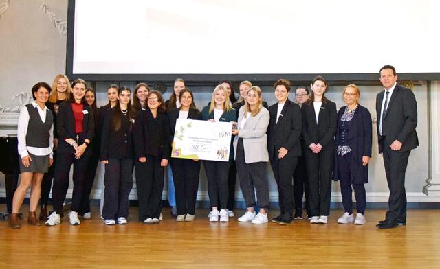 Nachhatligkeitspreis für Schulen aus Kramsach, Volders und Wörgl – Beim Projekt „Renew4Grow“ pflanzten Schülerinnen und Schüler der Fachschule für wirtschaftliche Berufe Wörgl gemeinsam mit Partnerschulen insgesamt 200 Bäume, um auf Gewalt an Frauen aufmerksam zu machen. | Foto: Universität Innsbruck/Stollberger