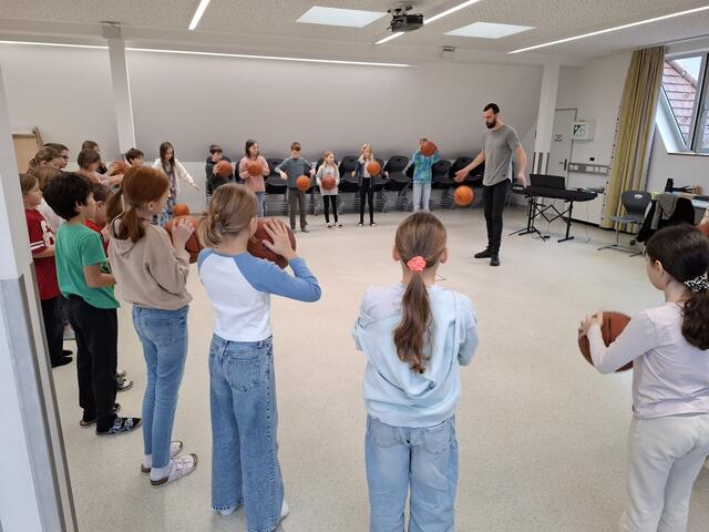 Dominik Schad mit der 4A Klasse.
 | Foto: zVg. VS Enns