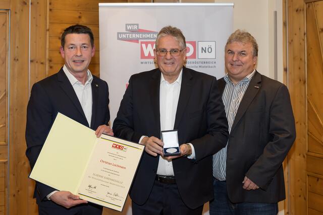 WK-Bezirksstellenobmann Vizepräsident Kurt Hackl, Christian Lochmann, WK-Bezirksstellenleiter Klaus Kaweczka. | Foto: Josef Schimmer