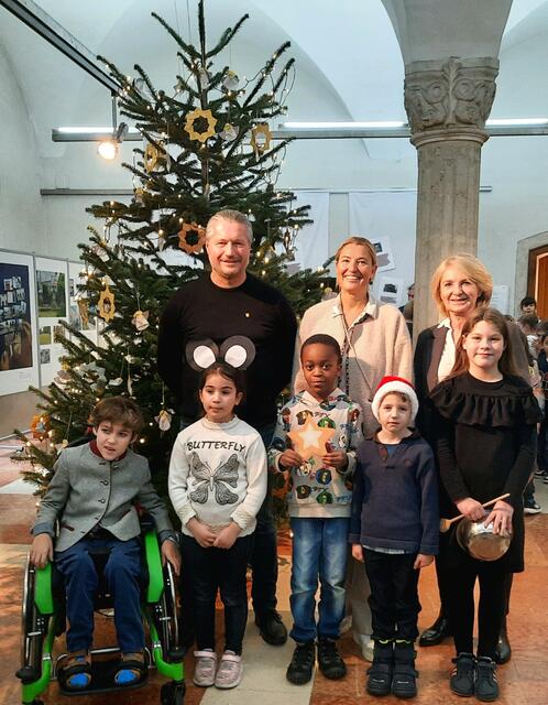 Bürgermeister Peter Molnar, Direktorin der VS Hafnerplatz, Daniela Ebner und Vizebürgermeisterin Eva Hollerer freuten sich über den professionellen Adventauftakt der Schülerinnen und Schüler der Volkshochschule Hafnerplatz. 