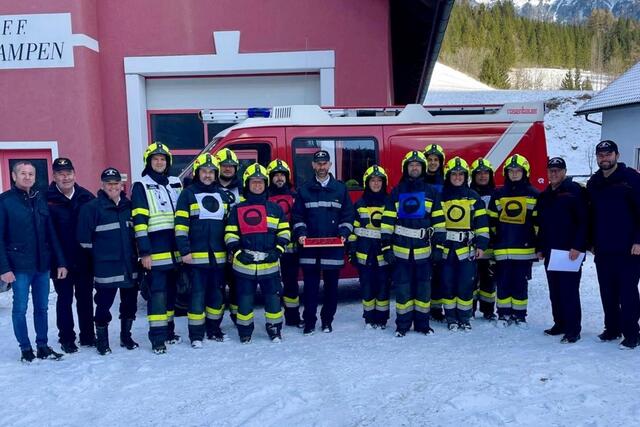 Alle elf Teilnehmerinnen bzw. Teilnehmer konnten das Leistungsabzeichen in Bronze in Empfang nehmen. | Foto: BFVMZ/FF Krampen