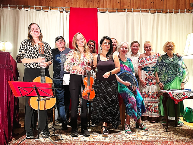 Unter dem Motto „Winterzauber, Weihnachtsfrieden &amp; Geschichten von der Donau“ geht es beim heurigen Programm der Autorenrunde nicht nur um die weihnachtliche Zeit. | Foto: Helmut Oppelmayer