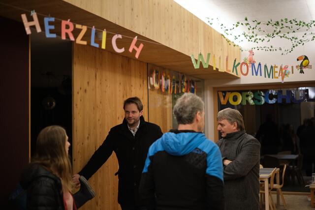 Holzgaus Bürgermeister Florian Klotz führte die Interessierten durch die Gebäude. | Foto: Höfner