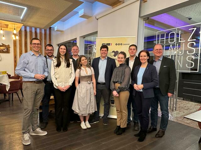 JVP Landesobmann Moritz Otahal, „Alt“-JVP Bezirksobmann Michael Reindl, Marie-Christin Pühringer, Lukas Stelzer, Anna Höllwarth, JVP-Bezirksobmann Raphael Kopf, Marlene Großauer, Tobias Rogl, LAbg. Regina Aspalter, ÖVP-Bezirksobmann Bundesrat Bernhard Ruf. (v.li.) | Foto: JVP