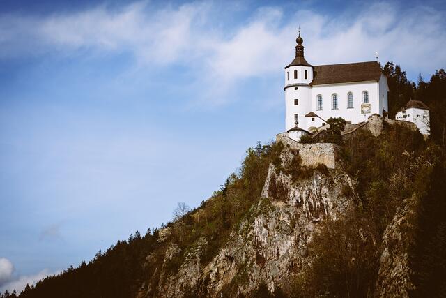 Das Musikvideo zu Jasmin Eggers neuer Single "Schutzengel" wurde in und um die Wallfahrtskirche Maria Freienstein in St. Peter-Freienstein gedreht. | Foto: Freisinger