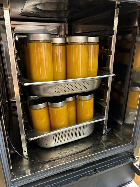 Der Ausdruck "Velouté" leitet sich von "Velour" ab, weil die Suppe eine samtige Konsistenz aufweist.  | Foto: sg