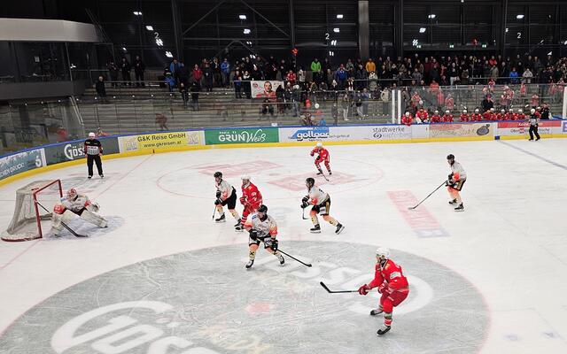 Fast 1000 Zuseher kamen zum Spitzenspiel wischen KSV und Gmunden. | Foto: KSV Eishockey