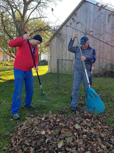 Roman Schöfmann und Willi Weichselbaum reinigten den Spielplatz in Eichenbrunn. | Foto: VSV Eichenbrunn