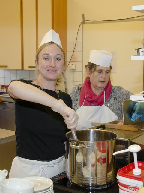 Beim Basar wurde fleißig gebacken. | Foto: Franz Brandstätter