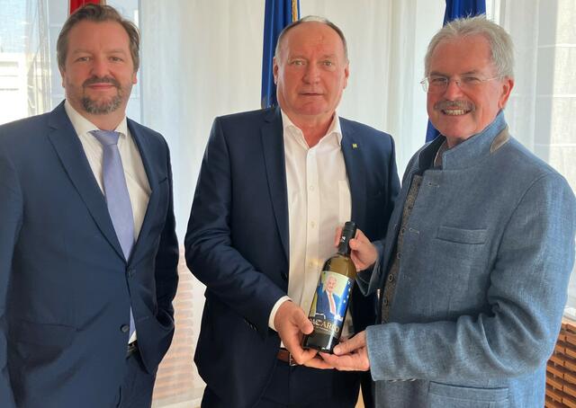 Landtagspräsident Karl Wilfing (r.) und Landtagsdirektor Thomas Obernosterer (l.) bedankten sich bei Karl Enzinger, der für seine Tätigkeit als Sicherheitschef des Landtags. | Foto: NÖ Landtag/Fuchs