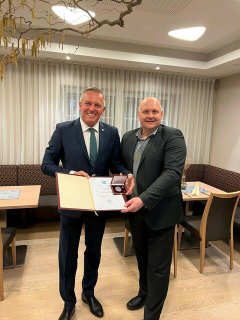 Für FPÖ-Landesparteiobmann Mario Kunasek (l.) gab es Anfang 2023 die Ehrenzeichen in Gold der Gemeinde aus den Händen von Gössendorfs Ortschef Gerald Wonner. | Foto: FPÖ-Steiermark