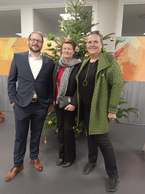 Ulrike Ablasser (re) freute sich über den großen Zuspruch beim Weihnachtsbasar in der Lebenshilfe am Kögel.  | Foto: Lebenshilfe