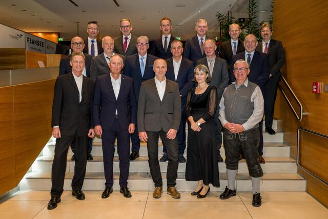 Diese Jubilare traten allesamt vor 45 Jahren in das Unternehmen ein, am Bild mit der Konzernführung. | Foto: Fotostudio René/Plansee Group