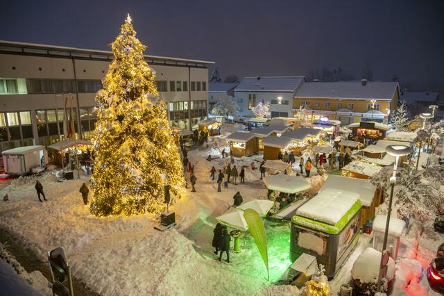 Stimmungsvolles Ambiente am Marchtrenker Adventmarkt. | Foto: Stadtgemeinde Marchtrenk