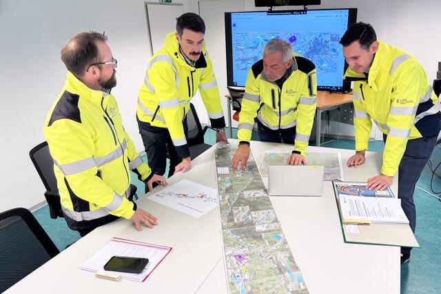 Bezirkshauptmann Bernhard Gratz (Mitte) mit dem Gruppenleiter Polizei und Straßenverkehr Bernd Wilhelmstätter (links neben ihm) sowie Stefan Pfeiffenberger und Michael Hauer. | Foto: Land Salzburg/Melanie Hutter