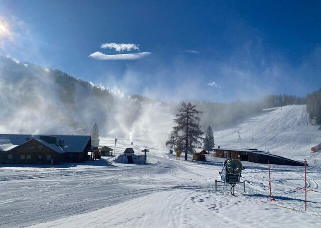 Die Pistenteams sind rund um die Uhr im Einsatz, um den Wintersportstart in Hinterstoder am 30. November und eine Woche später auf der Wurzeralm zu ermöglichen. | Foto: Hiwu