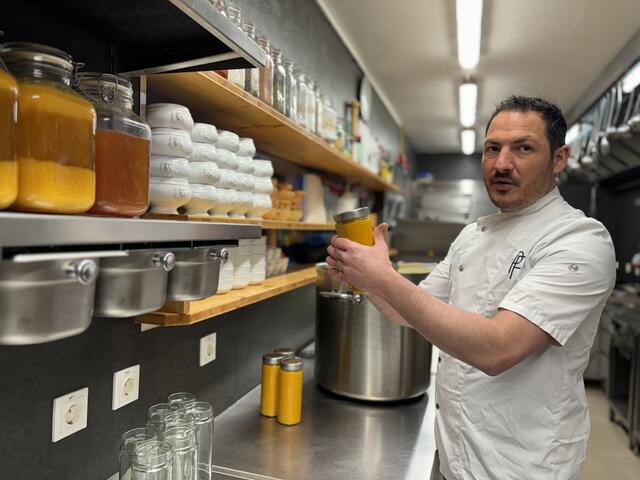 Patrick Fürst bereitet alle Gänge für die Festtags-Box in der Küche am Jauerling zu. | Foto: sg