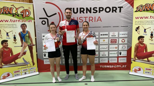 Celina Karner, Andreas Leitgeb mit Silbermedaille und die Bundesmeisterin Helga Lehner. | Foto: ASKÖ Kunstturnen Mattersburg