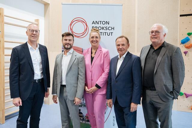 Bei der Eröffnung des Neubaus des Anton Proksch Instituts, v.l.: Christian Breitfuß (Geschäftsführer Vamed), Ewald Lochner (Koordinator für Psychiatrie, Sucht- und Drogenfragen der Stadt Wien), Gabriele Gottwald-Nathaniel (Geschäftsführerin API), Gerald Bischof (Bezirksvorsteher Liesing, SPÖ) und Wolfgang Preinsperger, ärztlicher Direktor des API.
 | Foto: Marlene Fröhlich