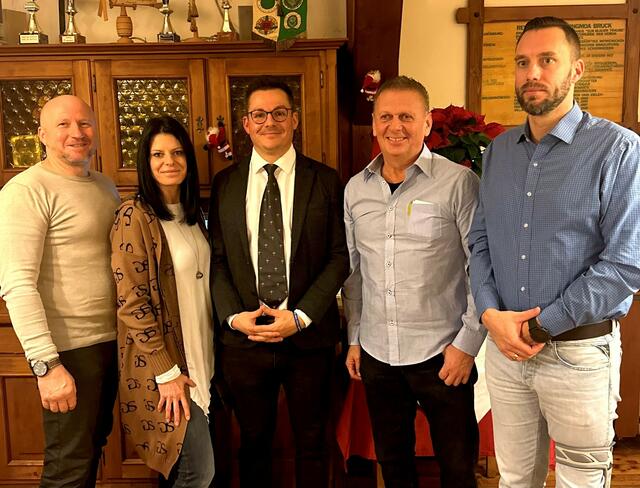Der neu gewählte bzw. bestätigte Parteivorstand der FPÖ Bruck rund um Stadtparteiobmann Raphael Pensl (Bildmitte). Weiters im Bild: Jürgen Riegler, Jasmin Leitner, Klaus Stark und Patrik Moser. | Foto: FPÖ Bruck/Mur