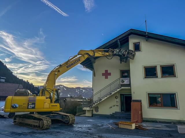 Die alte Rotkreuz Wache wird abgerissen. Es entsteht neue Infrastruktur.  | Foto: RK Schwaz
