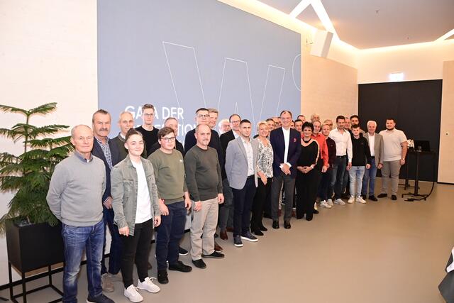 Jubilare, Pensionisten und Lehrabsolventen wurden vor den Vorhang geholt. | Foto: Wiehag