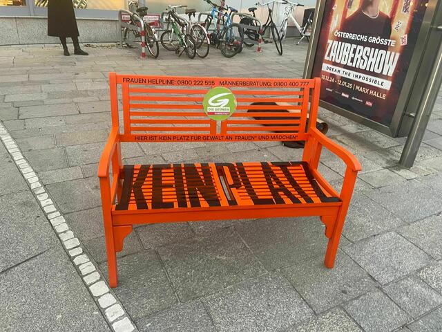 Die orange Bank soll in der Inneren Stadt immer wieder an verschiedenen Orten als „Pop-up“-Aktion von den Grünen aufgestellt werden. | Foto: Pia Rotter/ MeinBezirk