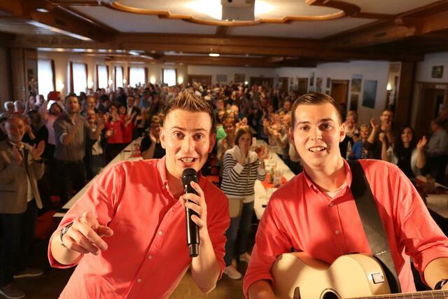 Georg und Peter von den jungen Waldensteinern vor ihrem Publikum