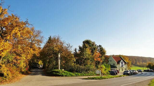 Bei der Anna-Säule unmittelbar vor dem Gasthof Arbachmühle befindet sich die Einfahrt zum Parkplatz des Naturparks. ... | Foto: © Silvia Plischek