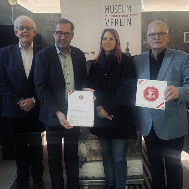 Freude über das Museumsgütesiegel:
Kustos Reinhardt Harreither, Bgm Christian Deleja-Hotko, TSE-Assistentin Sarah Wimmer und Museumverein-Obmann Gottfried Kneifel | Foto: Museumverein Enns