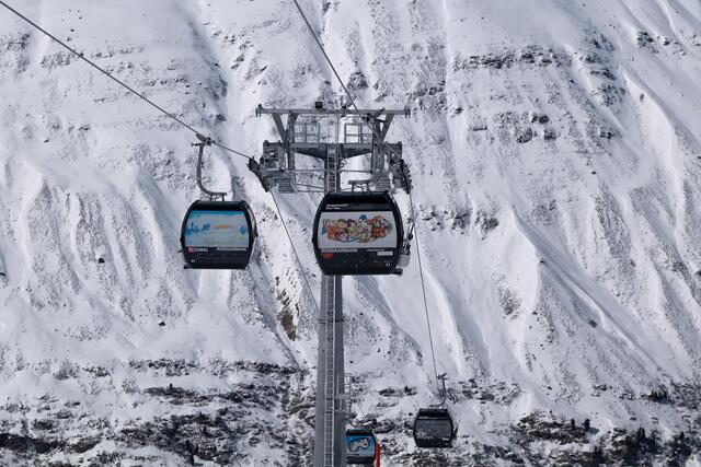 Gondeln der Rosskarbahn in Gurgl mit den Werken des VOI fesch Kunstpreis 2023 in Gurgl, links von Künstler Florian Haider „Wintertraum“ (Randkunst Lieboch), rechts von Künstler Artur Belja aus Wien „Berggebummel“ | Foto: Philipp Schuster