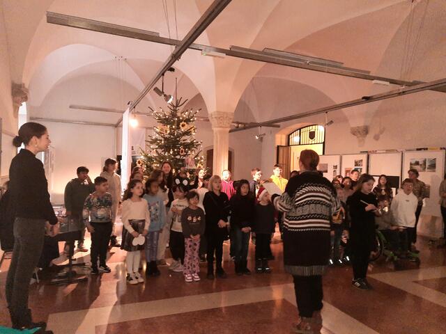 Der Schulchor der VS Hafnerpatz sang im Rathas den Beginn der vorweihnachtlichen Zeit ein. 