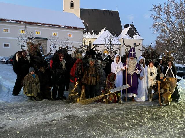 Die Schoch Pass Perchten kommen nach Thalheim. | Foto: Pfarre Thalheim