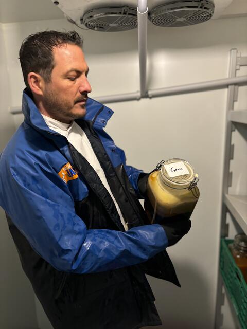 Patrick Fürst zeigt im Kühlraum ein Einmachglas mit hausgemachtem Ganslsaft für die Festtags-Box. | Foto: sg