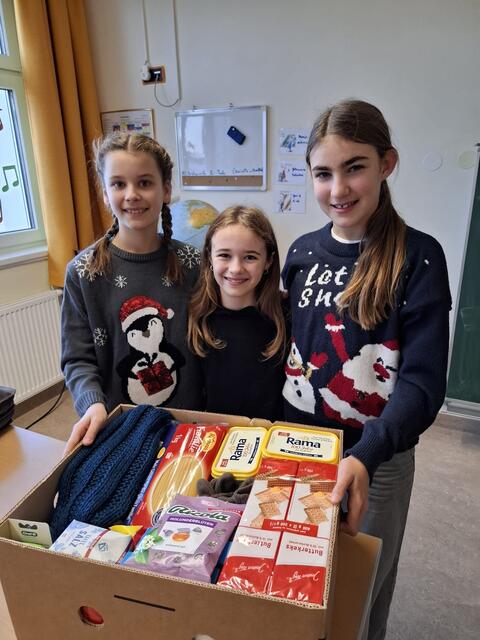Jedes Jahr beteiligt sich die Mittelschule Andorf an der Weihnachtsaktion der Hilfsorganisation ORA, die Familien in vielen armen Ländern hilft, Weihnachten ohne Hunger zu feiern.  | Foto: Mittelschule Andorf