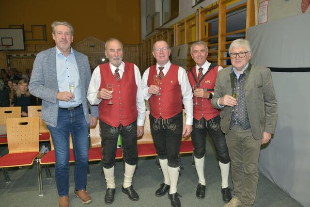 Harald Kroiss, Rupert Krichbaum, Manfred Six, Hans Kohberger, Bürgermeister Anton Hüttmayr (v.l.) | Foto: Hemetsberger