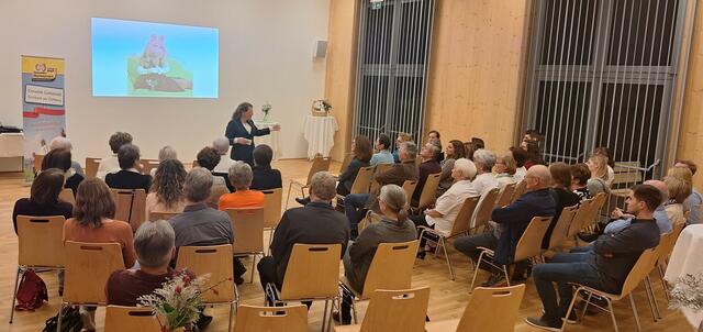 „Humor ist, wenn man trotzdem lacht“ im Gemeindesaal in Steinbach am Ziehberg. | Foto: Gabriela Meunier