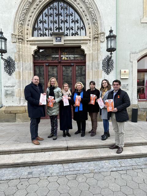 Nikolaus Ambrozy (Wiener Städtische Versicherung), Michaela Hardegg (Raiffeisenbank Korneuburg), Vize-Bürgermeisterin Bernadette Haider Wittmann, Vize-Bürgermeisterin Helene Fuchs-Moser, Stadträtin Elisabeth Kerschbaum, Gemeinderätin Kathrin Kaindl und Bürgermeister Christian Gepp mit den Gebäck-Sackerln zur Aktion "16 Tage gegen Gewalt". | Foto: Stadtgemeinde Korneuburg