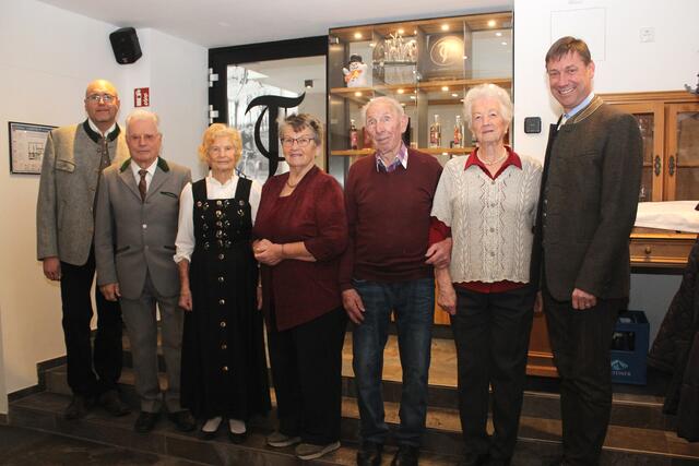 Im Bild von links: Vizebgm. Hans Josef Kren, Peter &amp; Katharina Maier (Eiserne Hochzeit), Cäcilia Kerschhaggl (80. Geburtstag, Hubert &amp; Annemarie Ellmer (Eiserne Hochzeit), Bgm. DI Andreas Kaiser | Foto: Marktgemeinde Mariapfarr